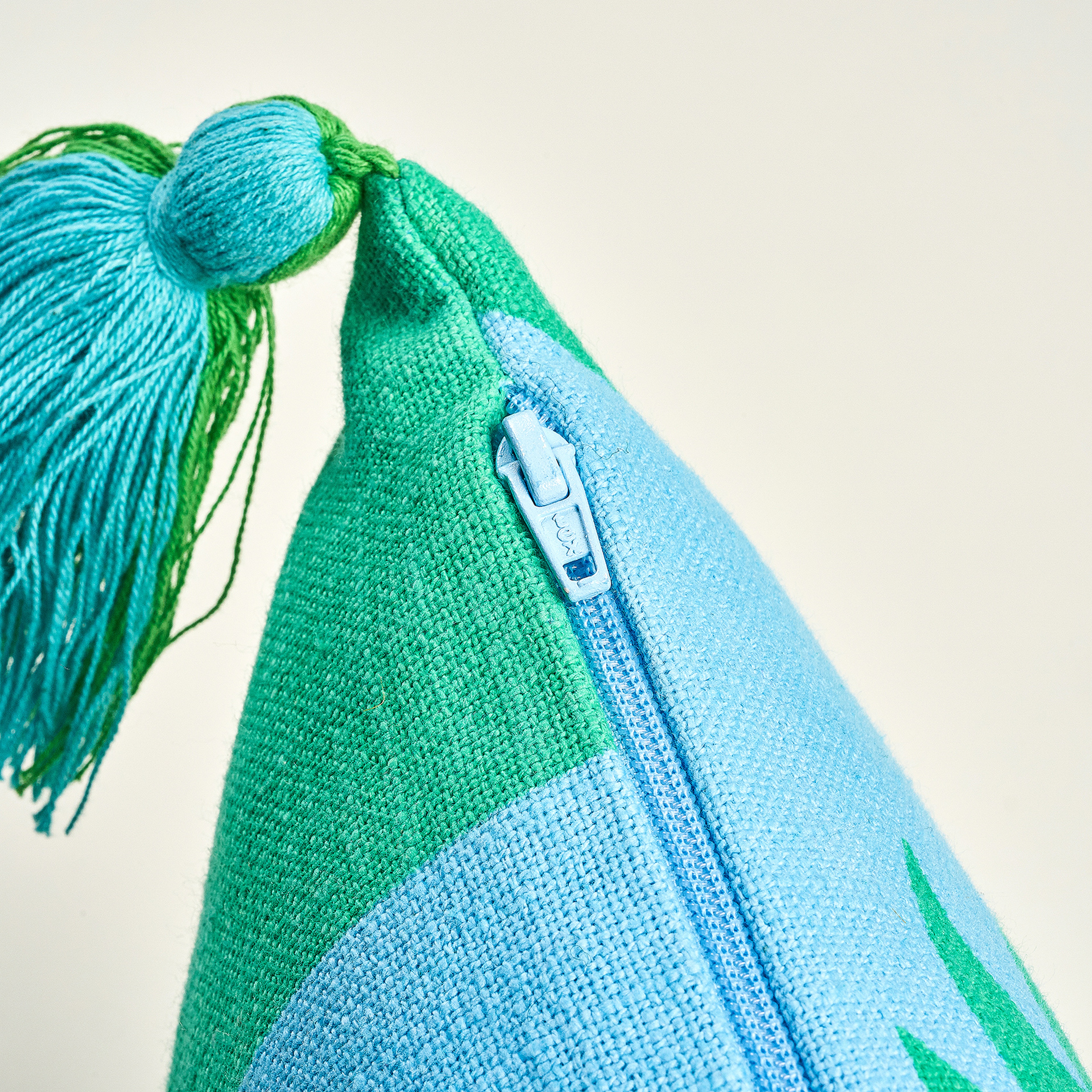 Hansı Dijital Baskılı Püsküllü Nakışlı Pamuk Dolgulu Kırlent 30x55 Cm Yeşil - Mavi