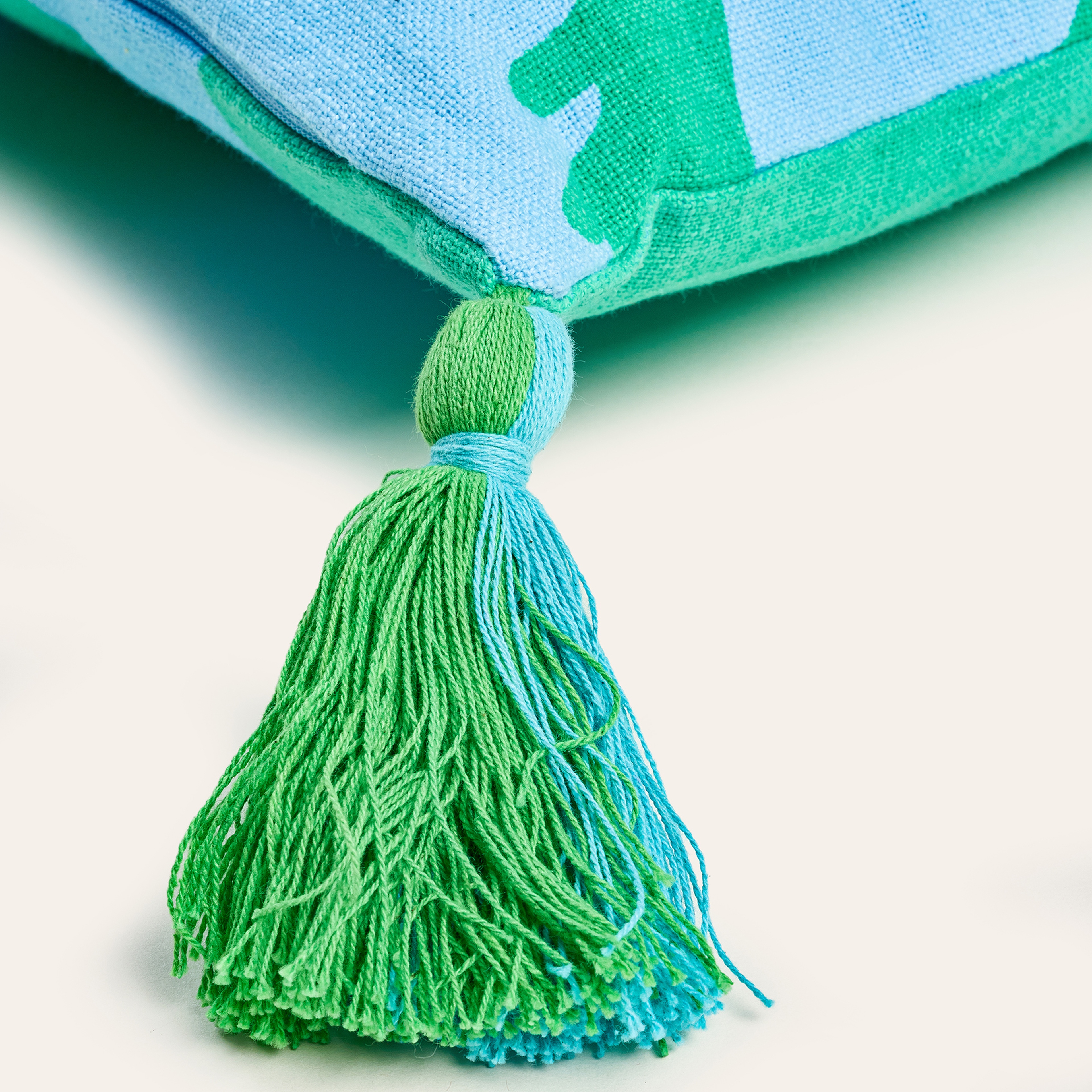 Hansı Dijital Baskılı Püsküllü Nakışlı Pamuk Dolgulu Kırlent 30x55 Cm Yeşil - Mavi