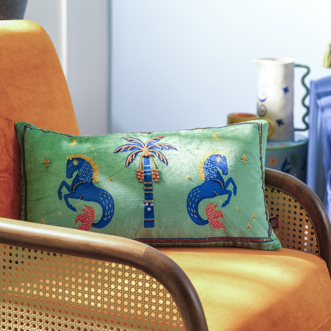 Ghunı Nakışlı Viskon Dolgulu Kırlent 30x55 Cm Yeşil