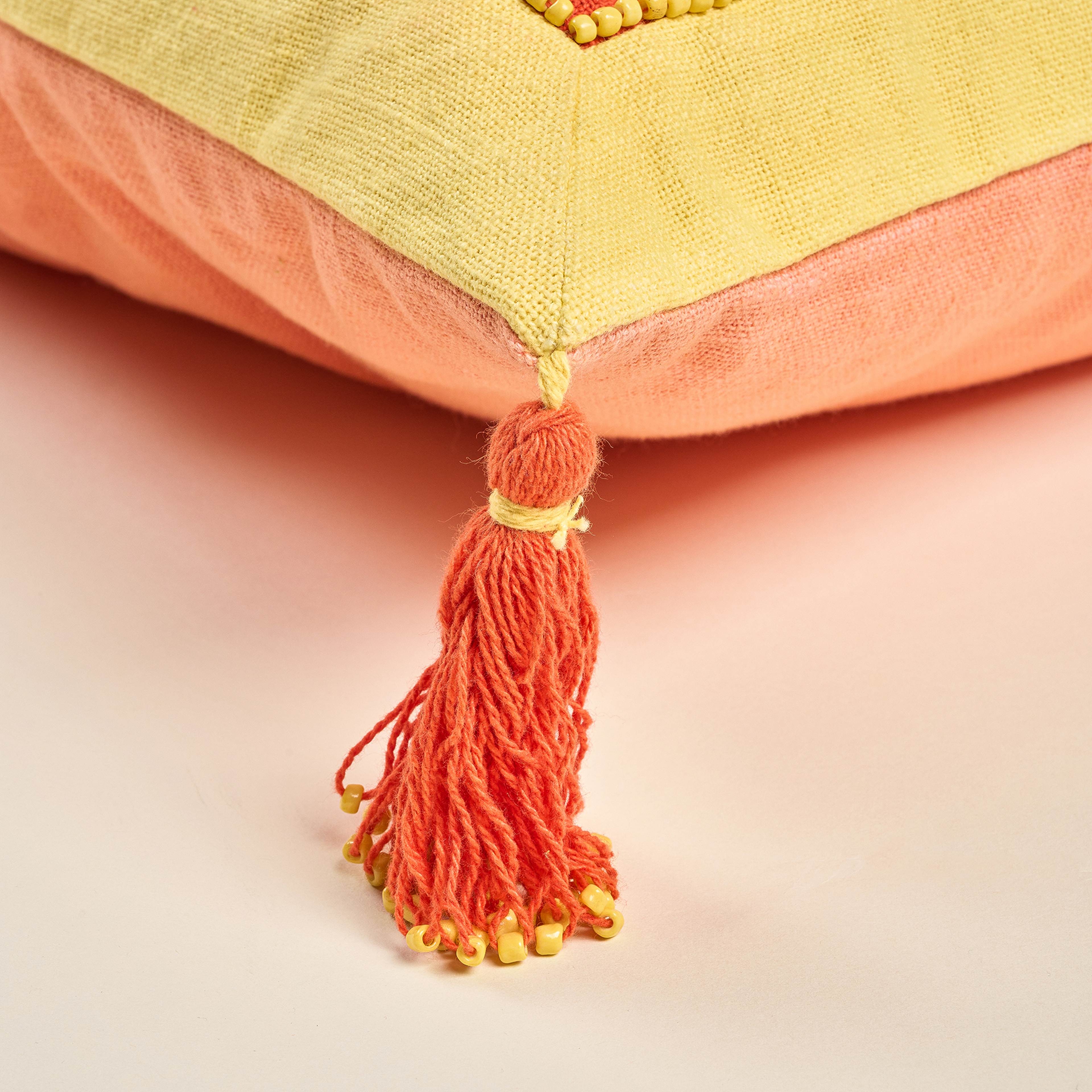 Ghunı Püsküllü Nakışlı Pamuk Dolgulu Kırlent 50x50 Cm Turuncu