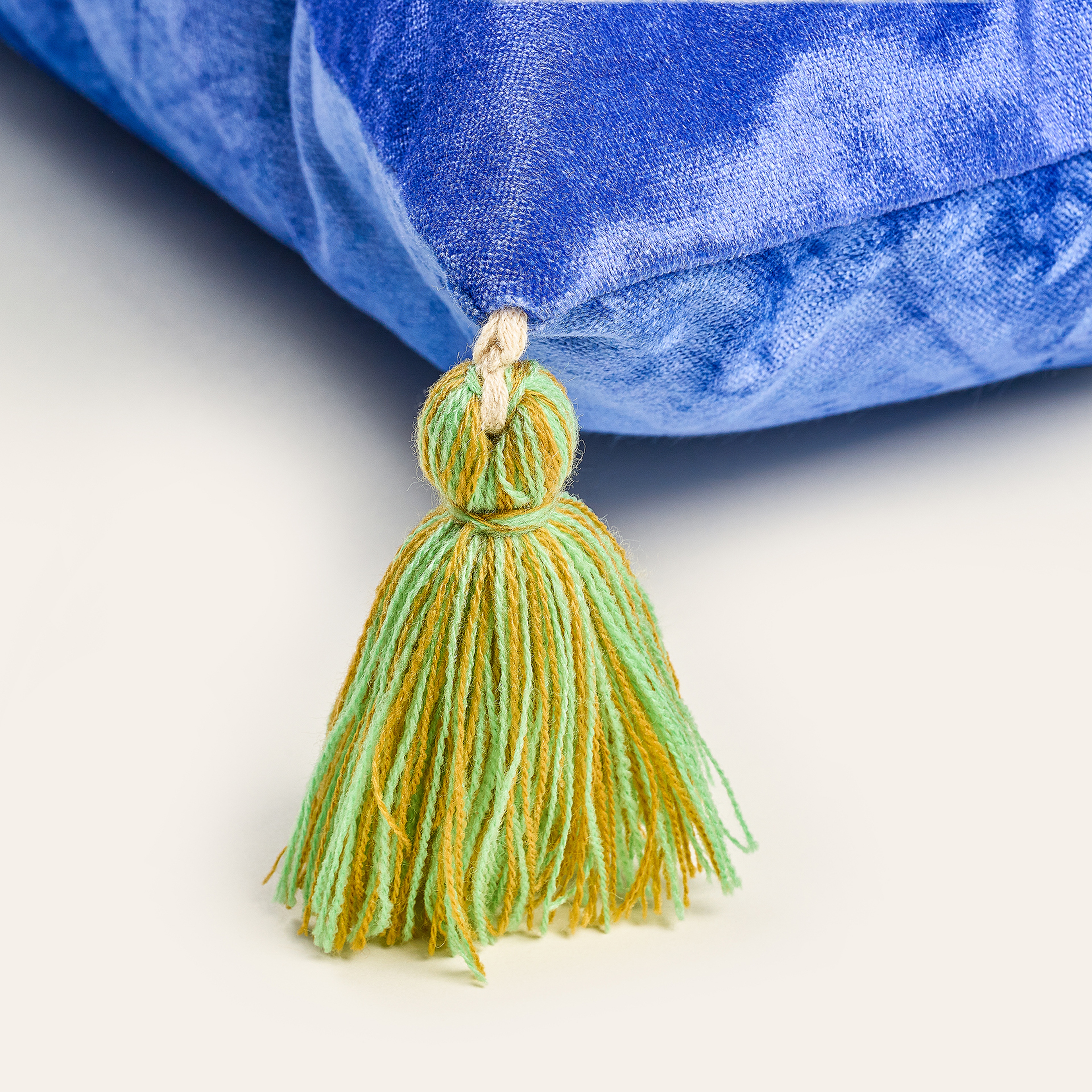 Ghunı Püsküllü Nakışlı Viskon Dolgulu Kırlent 50x50 Cm Mavi