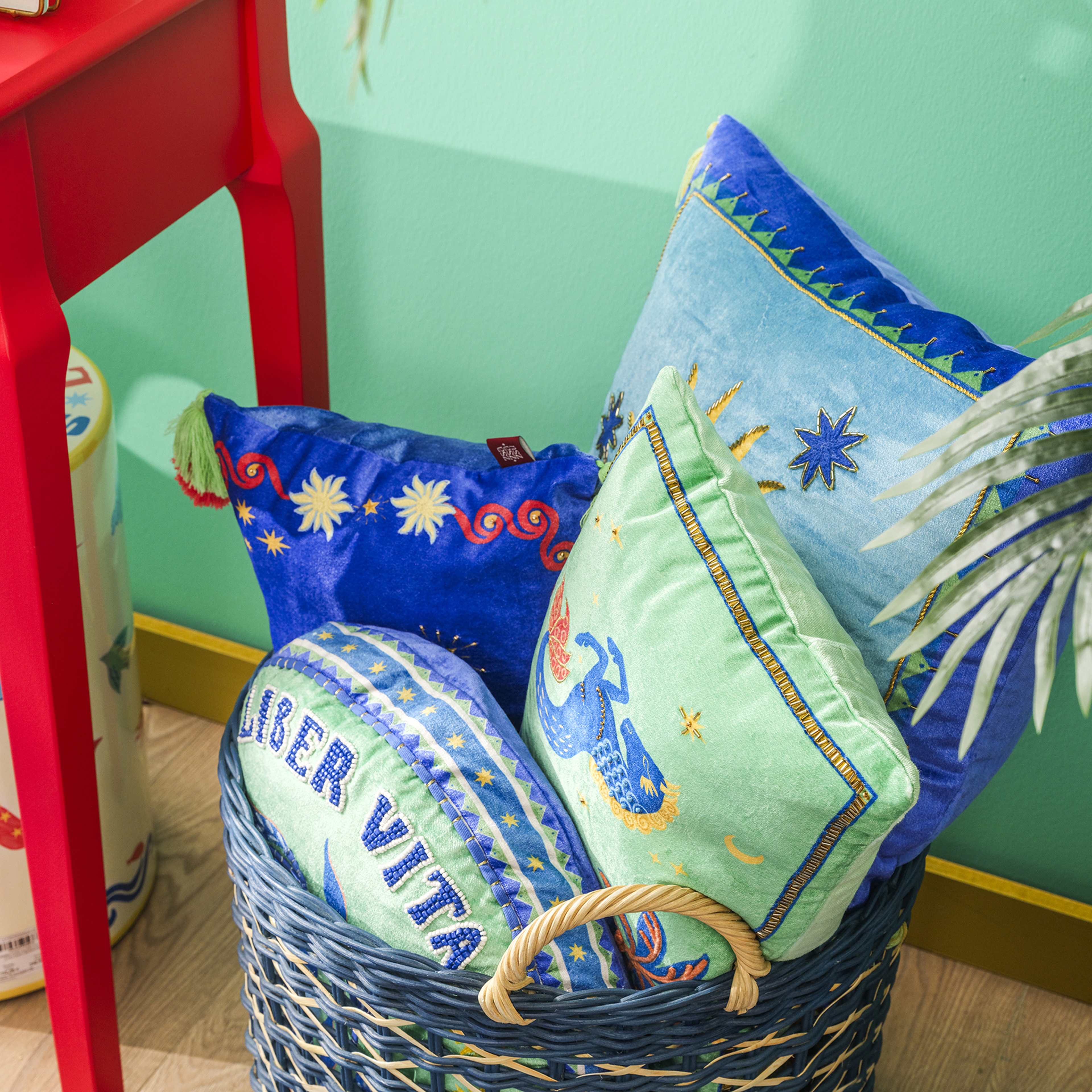 Ghunı Nakışlı Viskon Dolgulu Kırlent 30x55 Cm Yeşil