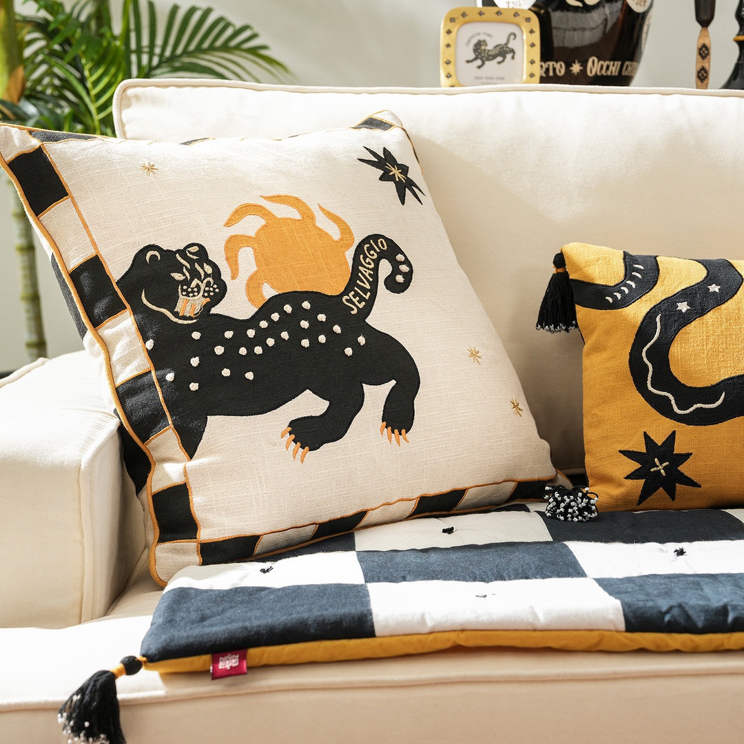 Ghunı Aplikeli Pamuk Dolgulu Kırlent 50x50 Cm Bej