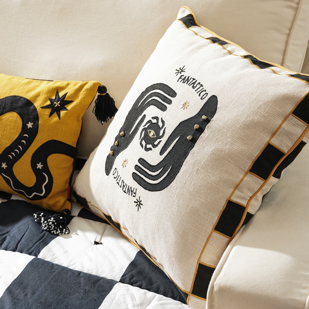 Ghunı Aplikeli Pamuk Dolgulu Kırlent 50x50 Cm Bej - Siyah