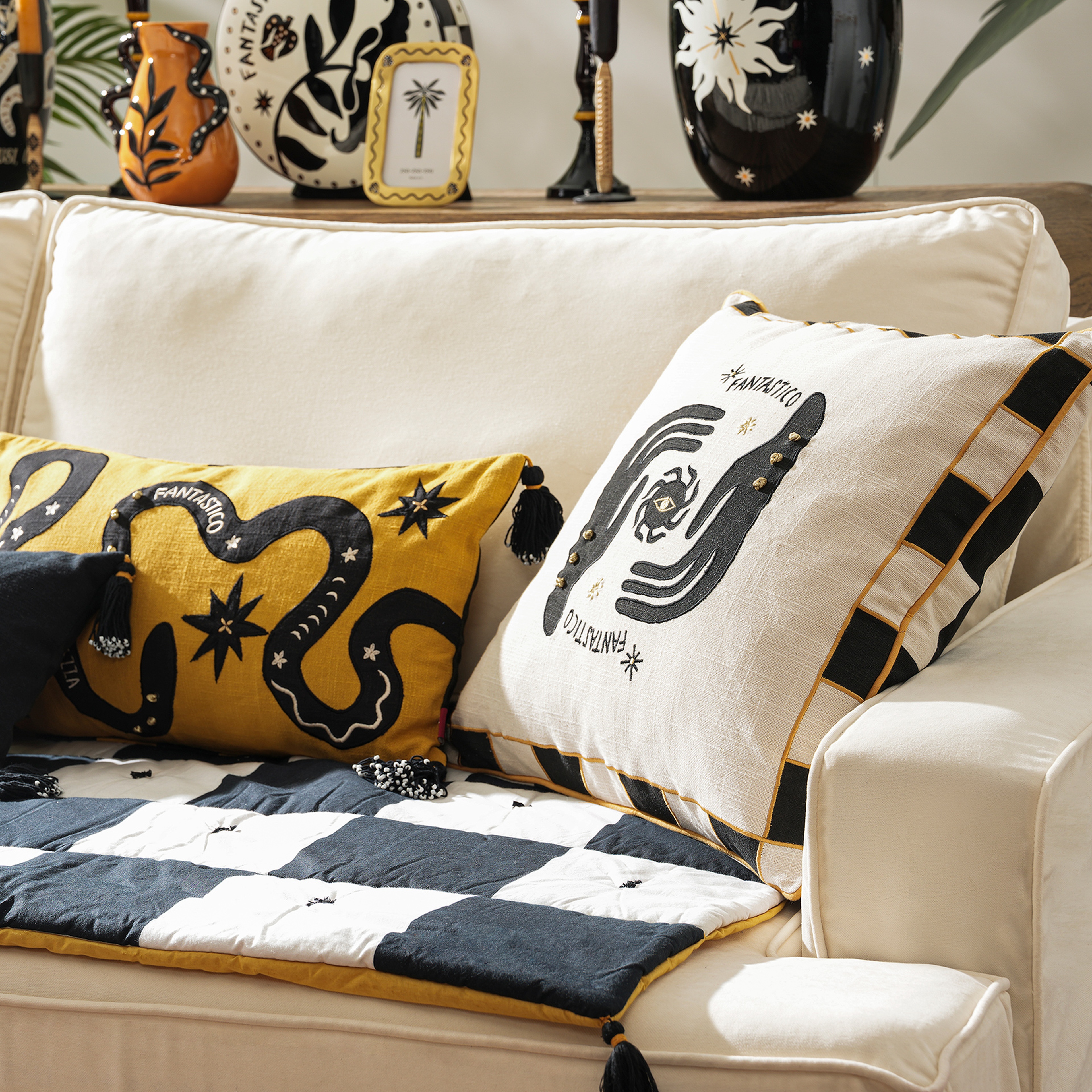 Ghunı Aplikeli Pamuk Dolgulu Kırlent 50x50 Cm Bej - Siyah