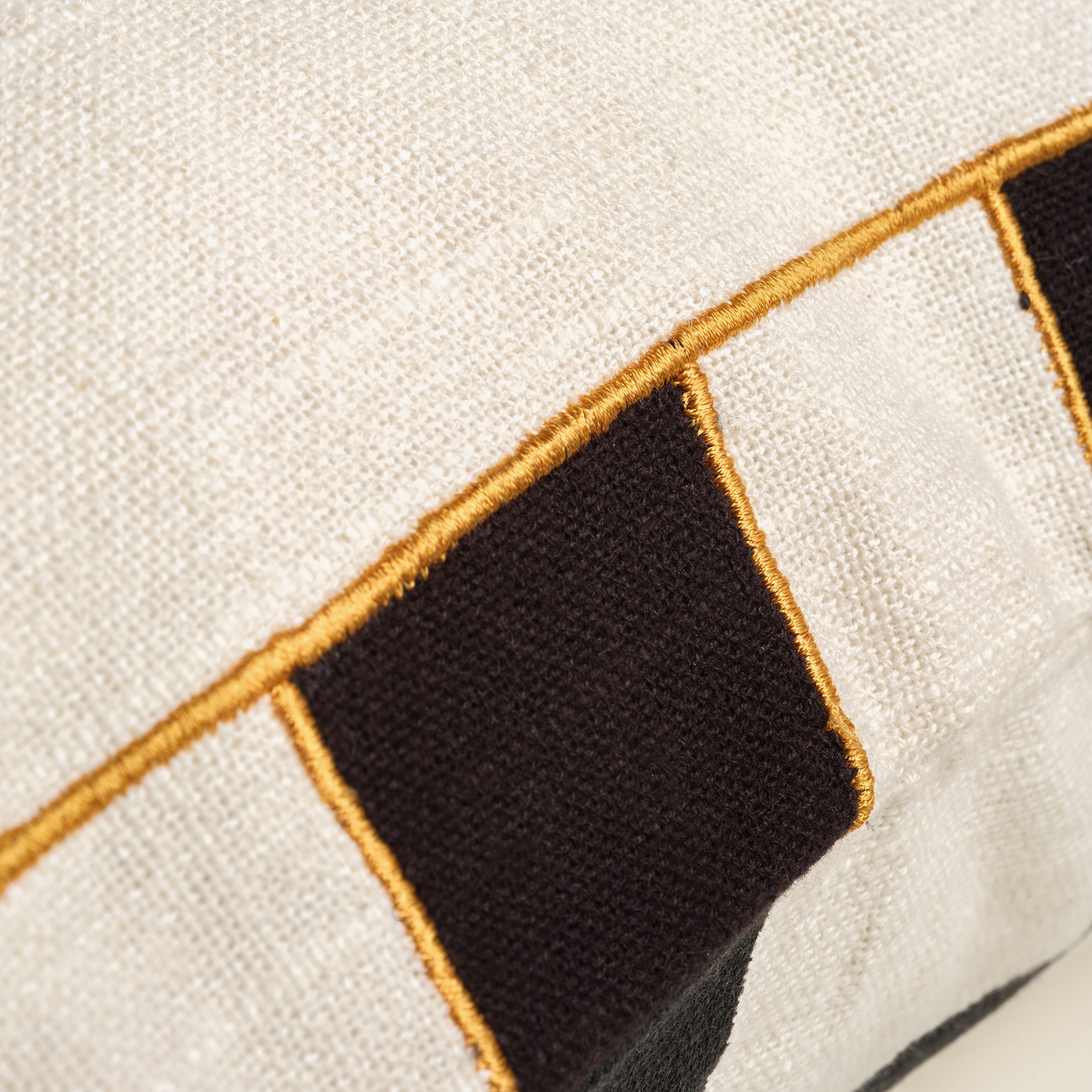 Ghunı Aplikeli Pamuk Dolgulu Kırlent 50x50 Cm Bej - Siyah