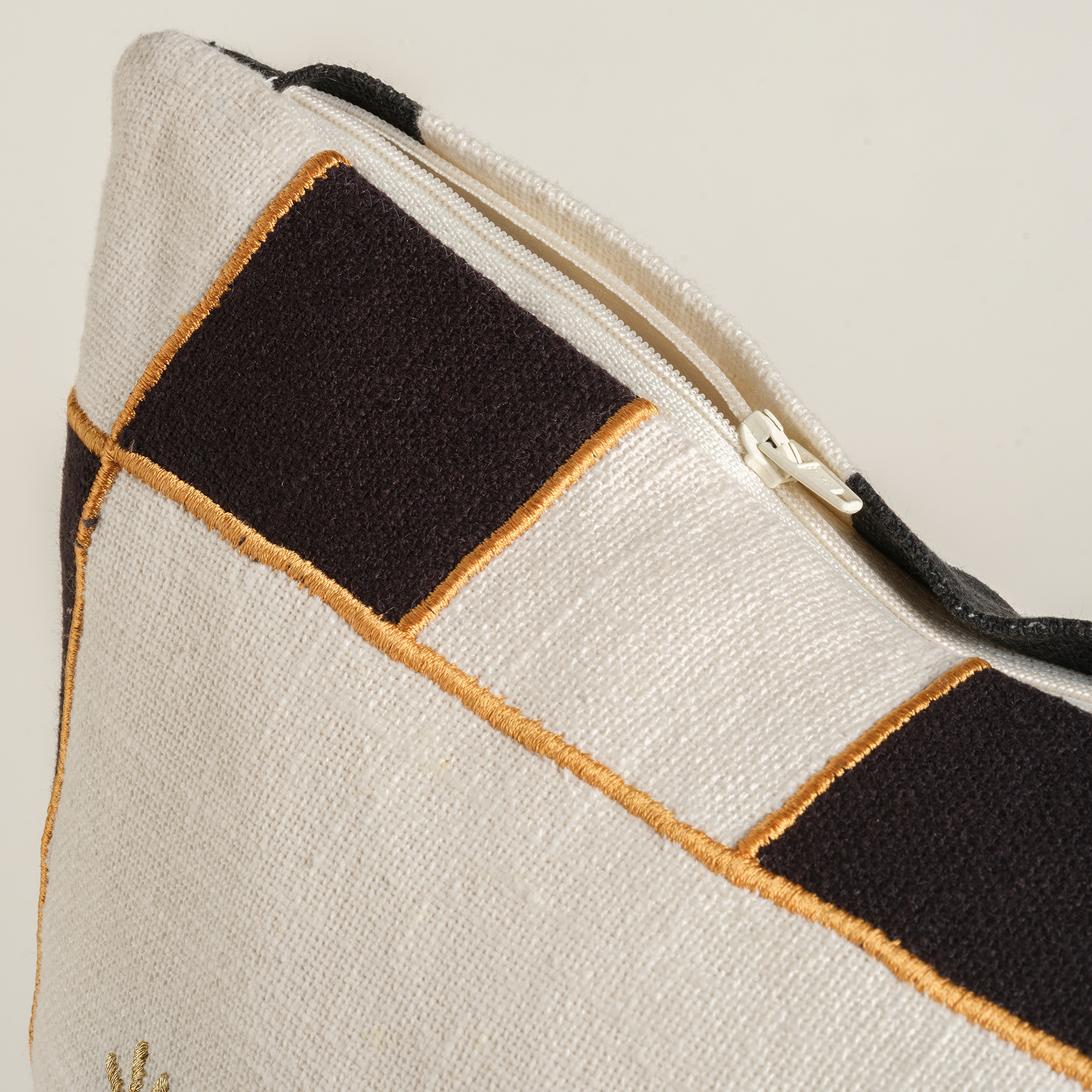 Ghunı Aplikeli Pamuk Dolgulu Kırlent 50x50 Cm Bej - Siyah