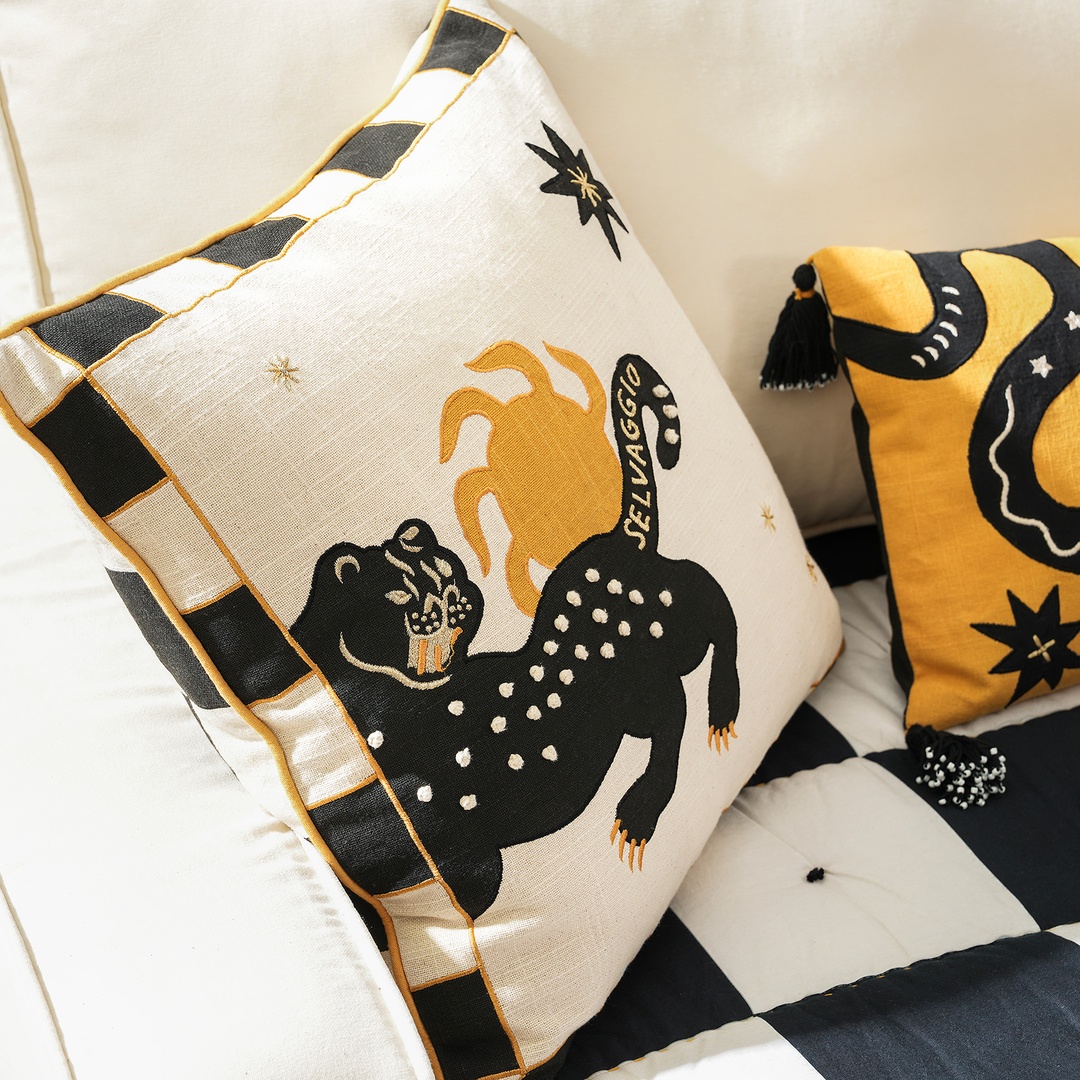 Ghunı Aplikeli Pamuk Dolgulu Kırlent 50x50 Cm Bej