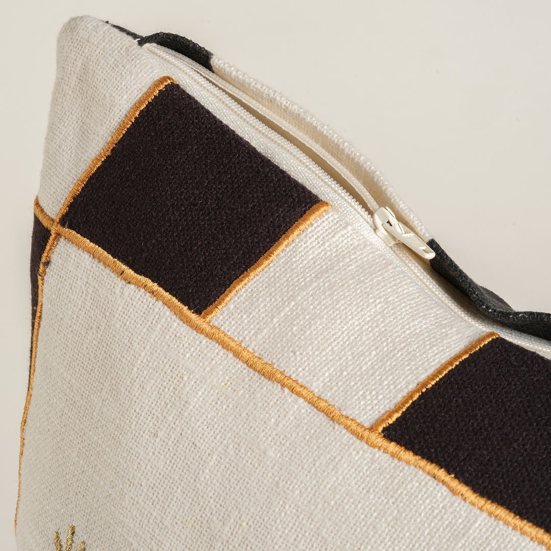 Ghunı Aplikeli Pamuk Dolgulu Kırlent 50x50 Cm Bej