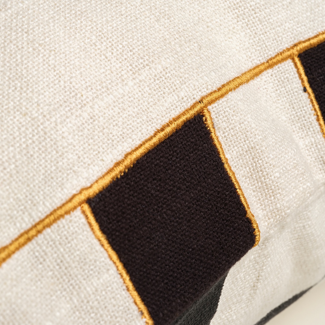 Ghunı Aplikeli Pamuk Dolgulu Kırlent 50x50 Cm Bej - Siyah