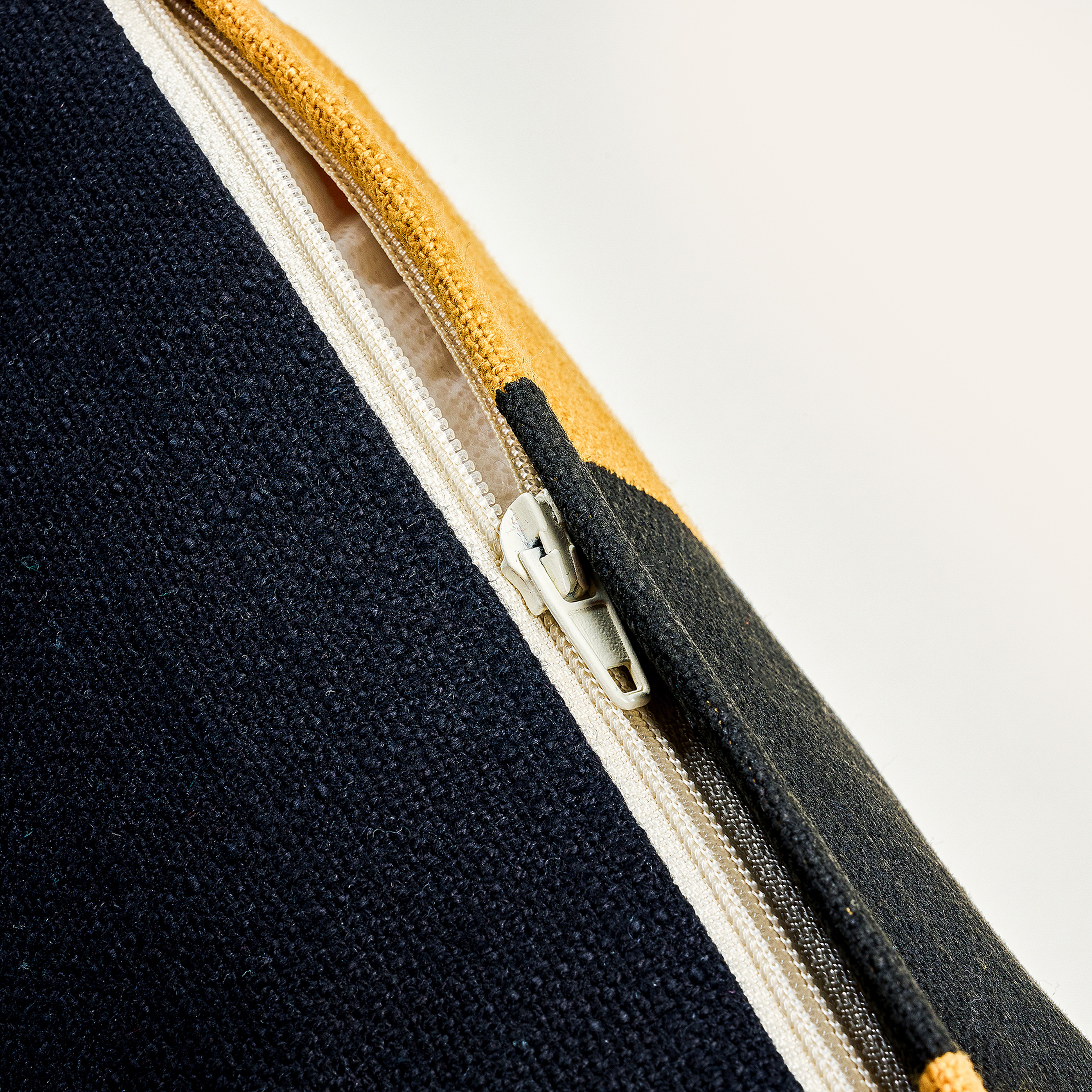 Ghunı Aplikeli Pamuk Dolgulu Kırlent 30x55 Cm Siyah