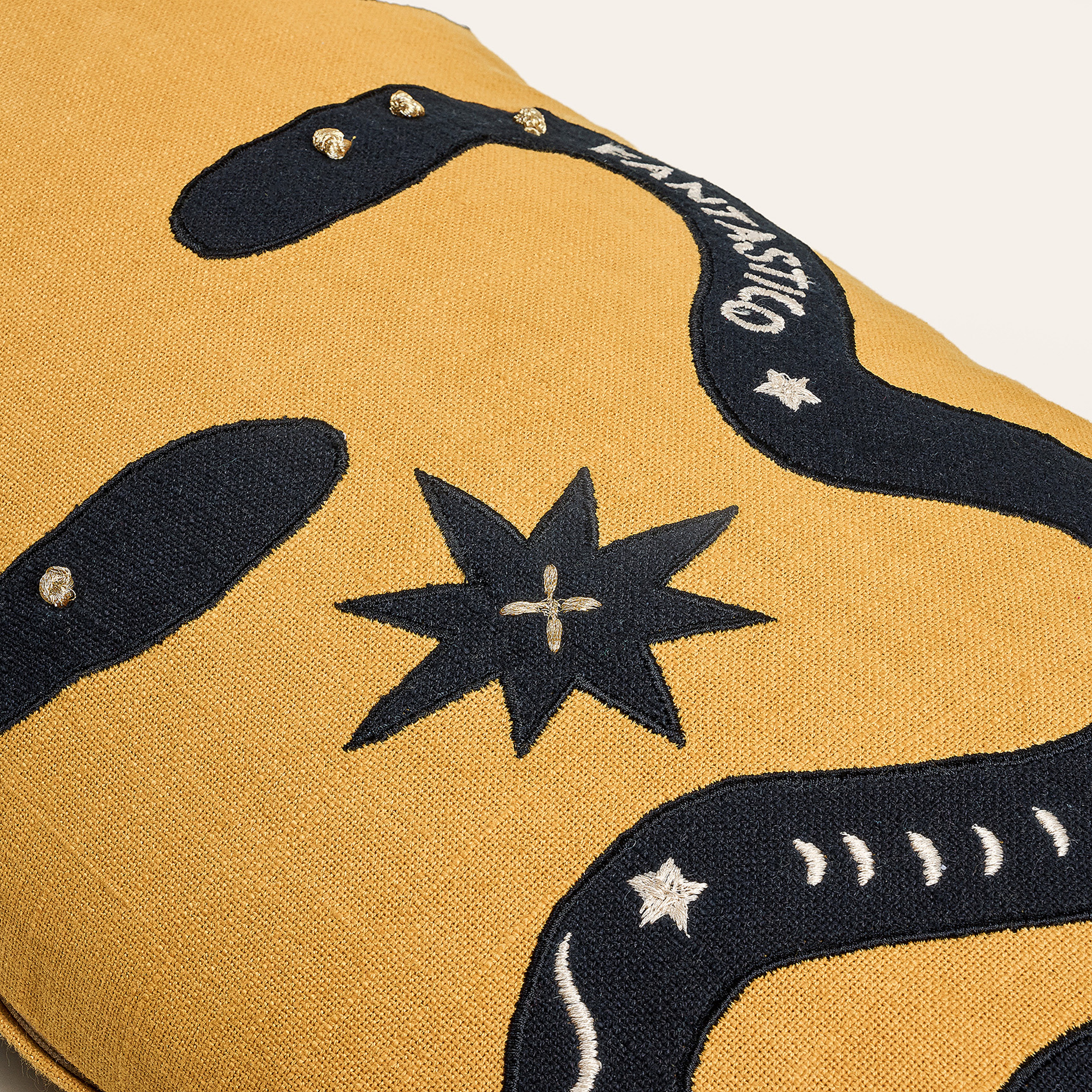 Ghunı Aplikeli Pamuk Dolgulu Kırlent 30x55 Cm Sarı