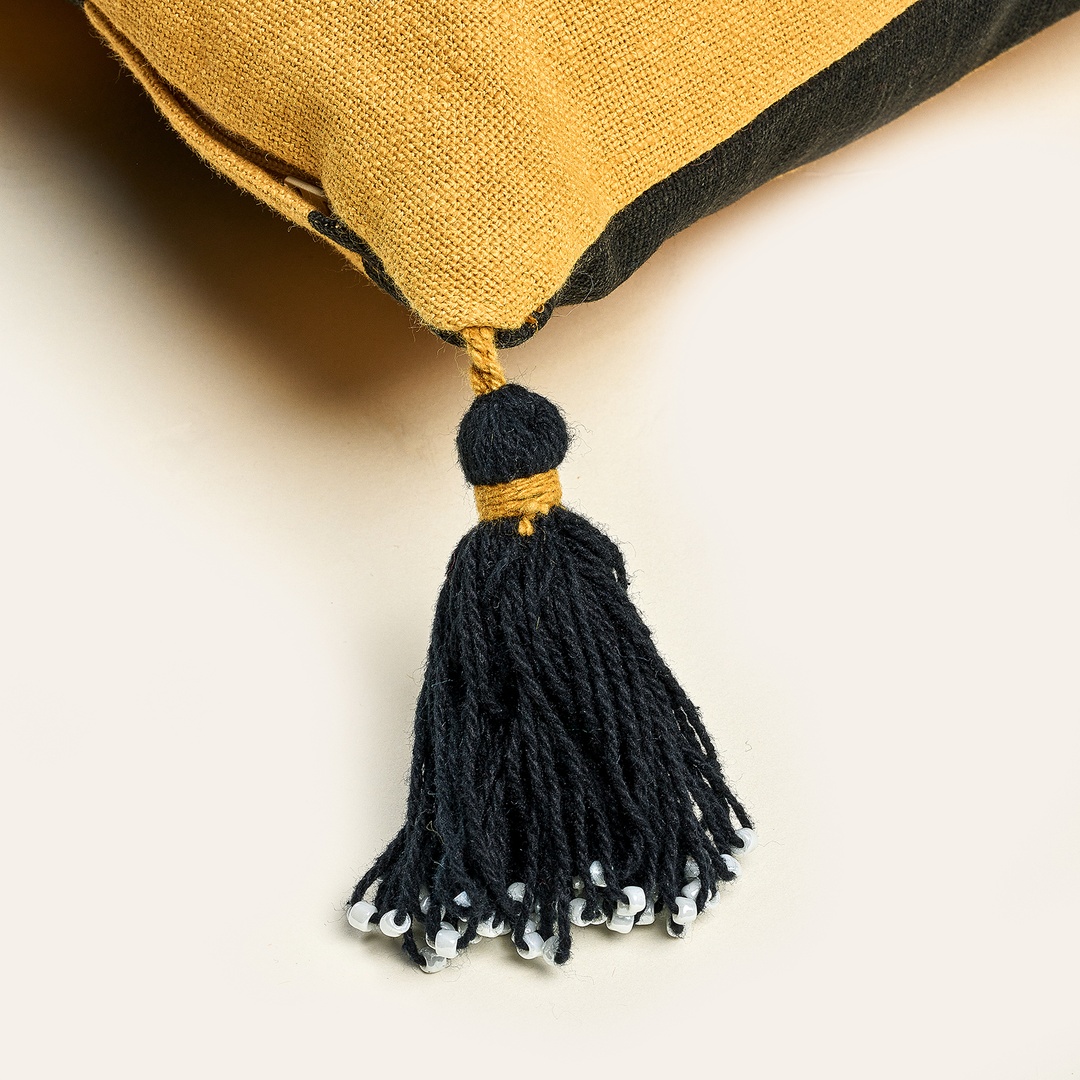 Ghunı Aplikeli Pamuk Dolgulu Kırlent 30x55 Cm Sarı