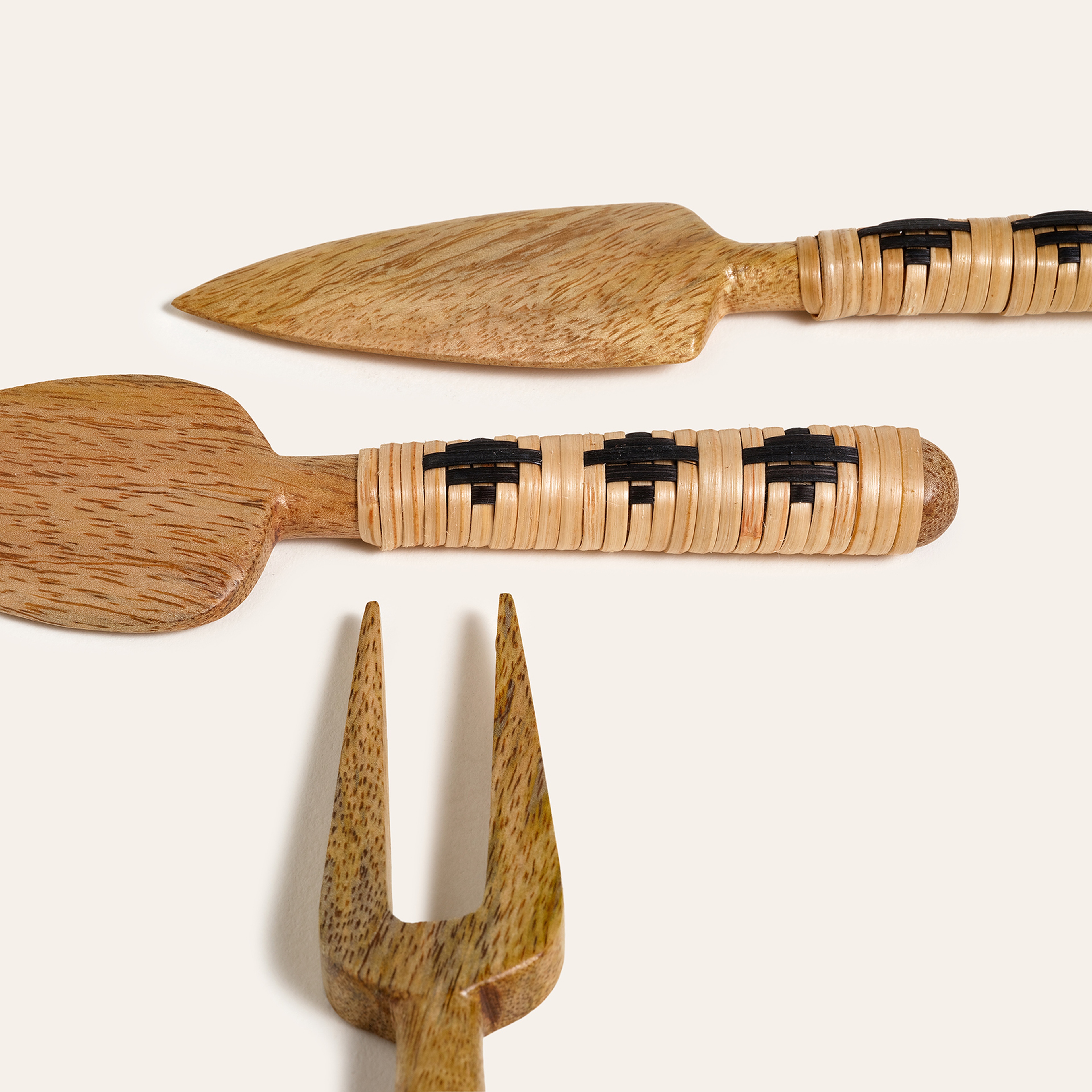 Lotus Natürel- Siyah Mango Ağacı- Bambu Servis Seti 17x4 Cm